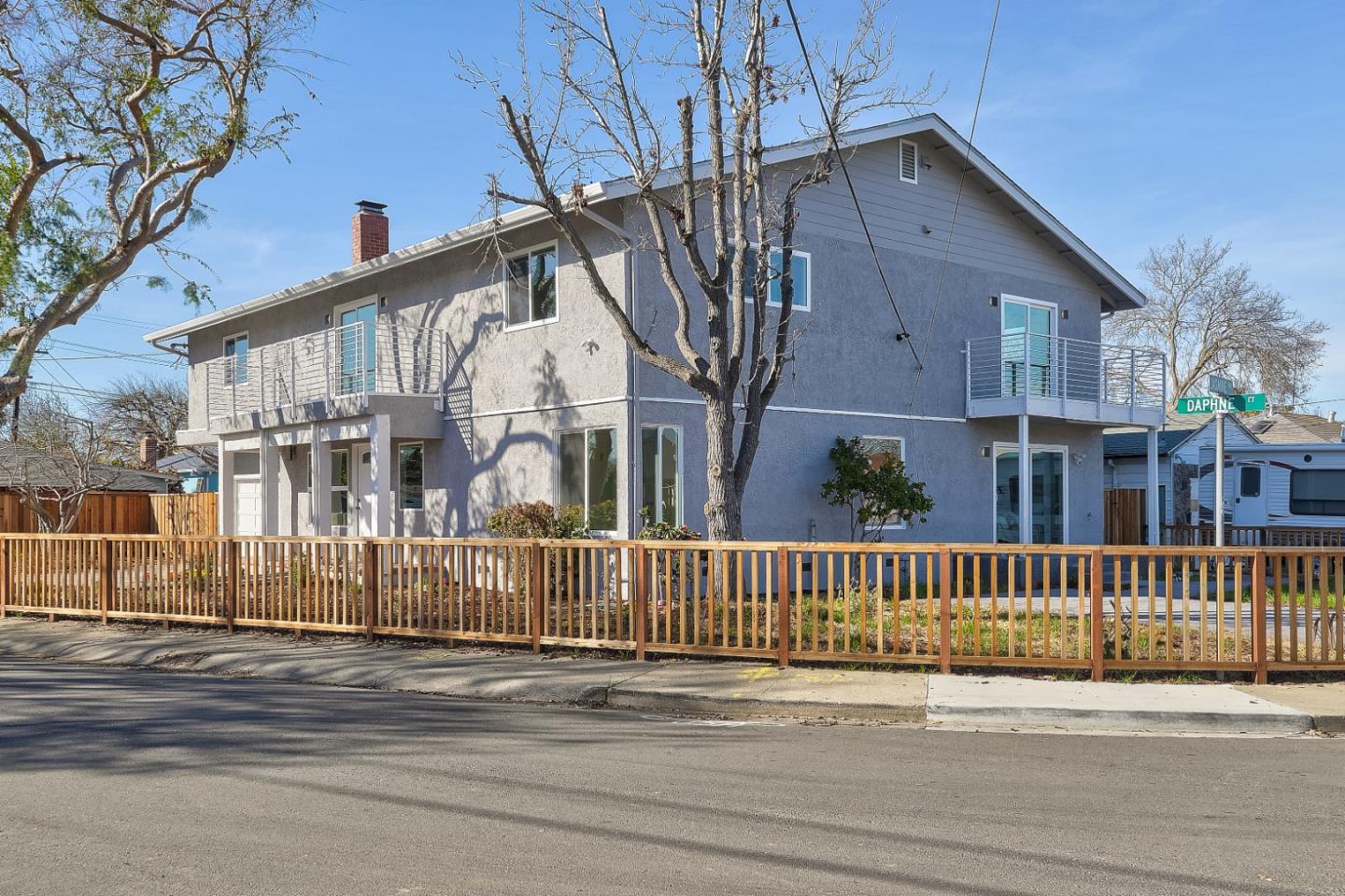 Detail Gallery Image 2 of 30 For 116 Daphne Way, East Palo Alto,  CA 94303 - 9 Beds | 6 Baths