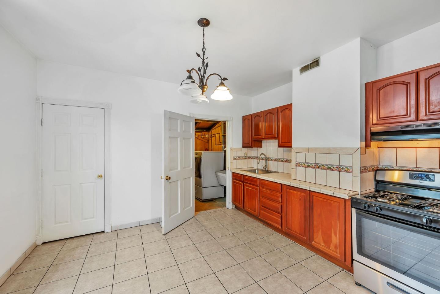Detail Gallery Image 5 of 44 For 2664 22nd St, San Francisco,  CA 94110 - – Beds | – Baths