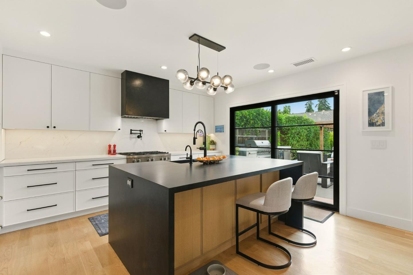 Detail Gallery Image 10 of 41 For 240 Bancroft Rd, Burlingame,  CA 94010 - 4 Beds | 2/1 Baths