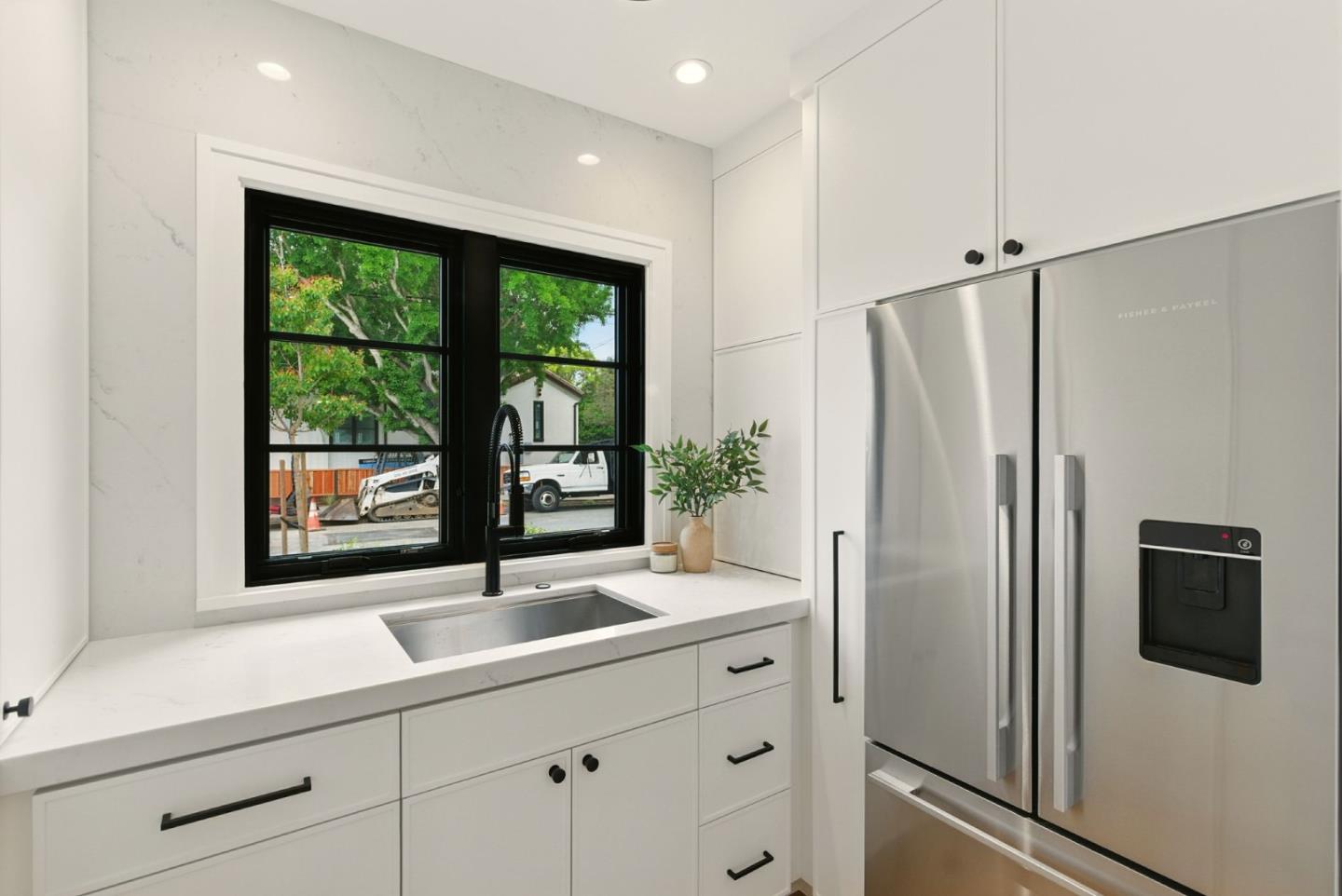 Detail Gallery Image 12 of 41 For 240 Bancroft Rd, Burlingame,  CA 94010 - 4 Beds | 2/1 Baths