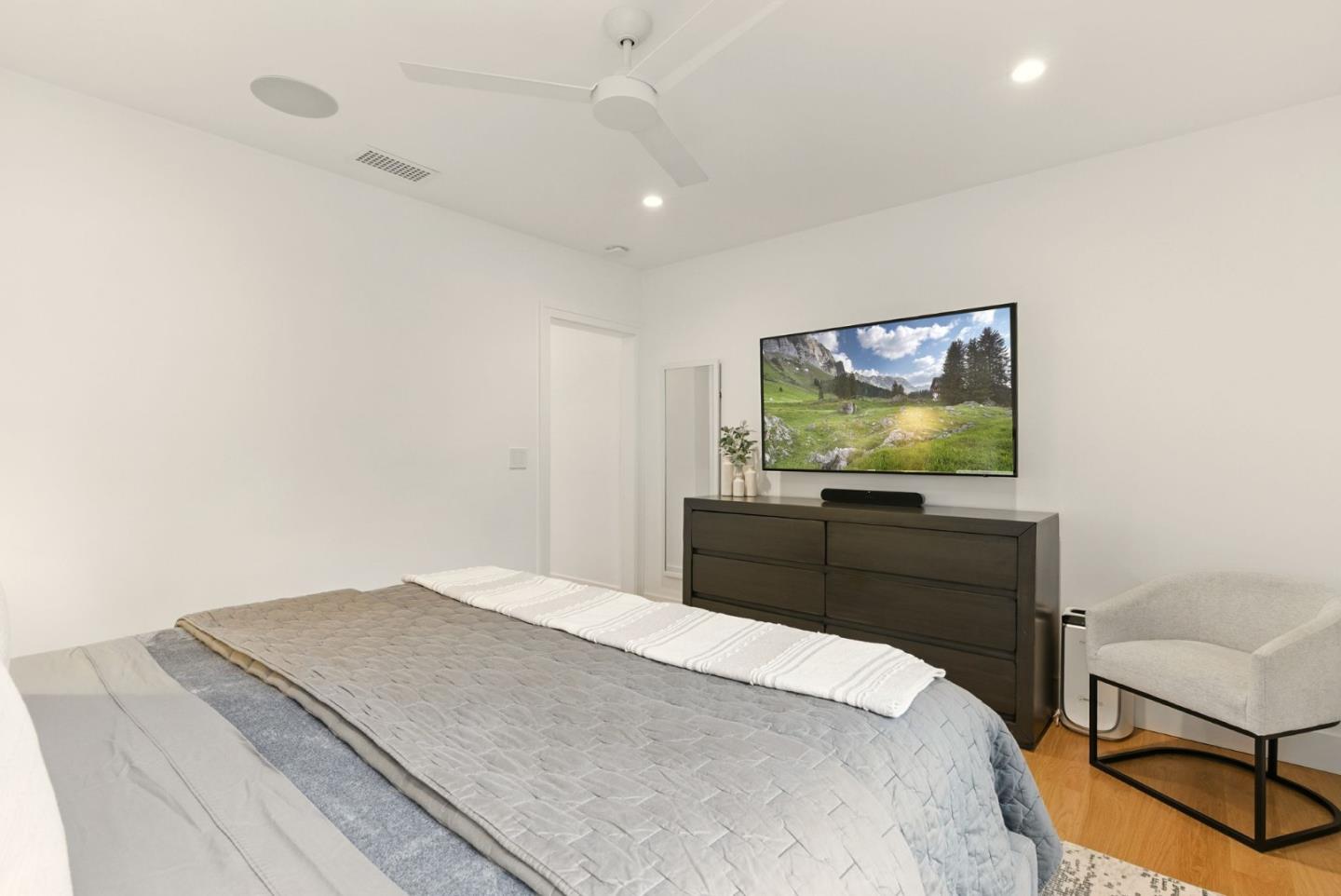 Detail Gallery Image 15 of 41 For 240 Bancroft Rd, Burlingame,  CA 94010 - 4 Beds | 2/1 Baths