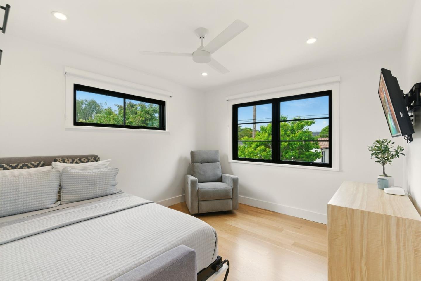 Detail Gallery Image 20 of 41 For 240 Bancroft Rd, Burlingame,  CA 94010 - 4 Beds | 2/1 Baths
