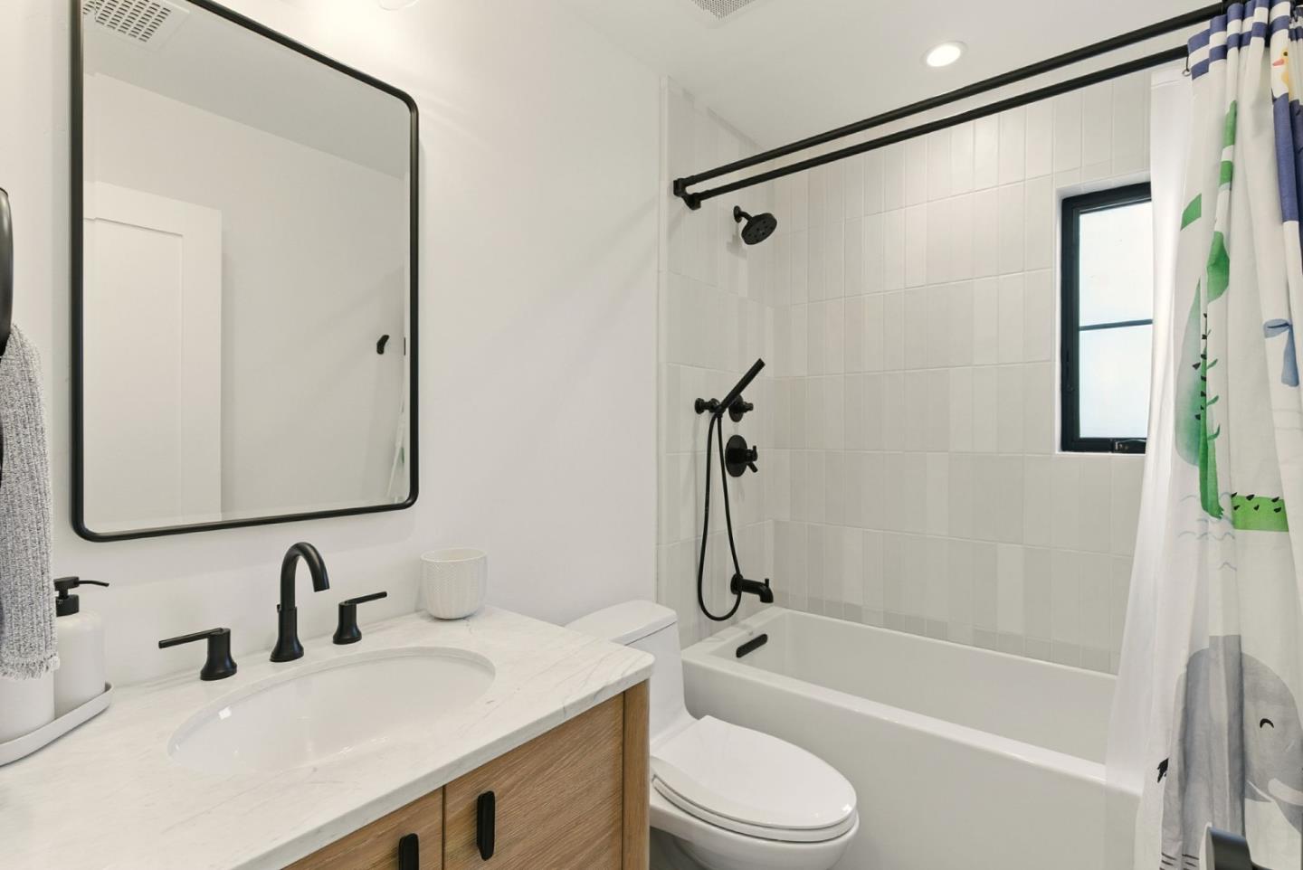 Detail Gallery Image 22 of 41 For 240 Bancroft Rd, Burlingame,  CA 94010 - 4 Beds | 2/1 Baths