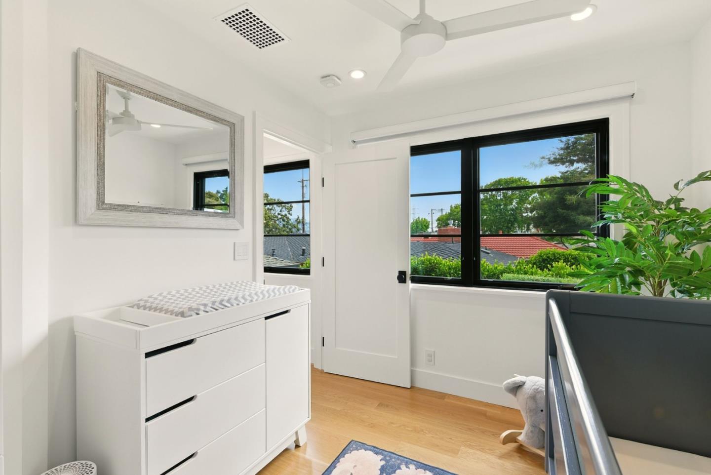Detail Gallery Image 24 of 41 For 240 Bancroft Rd, Burlingame,  CA 94010 - 4 Beds | 2/1 Baths