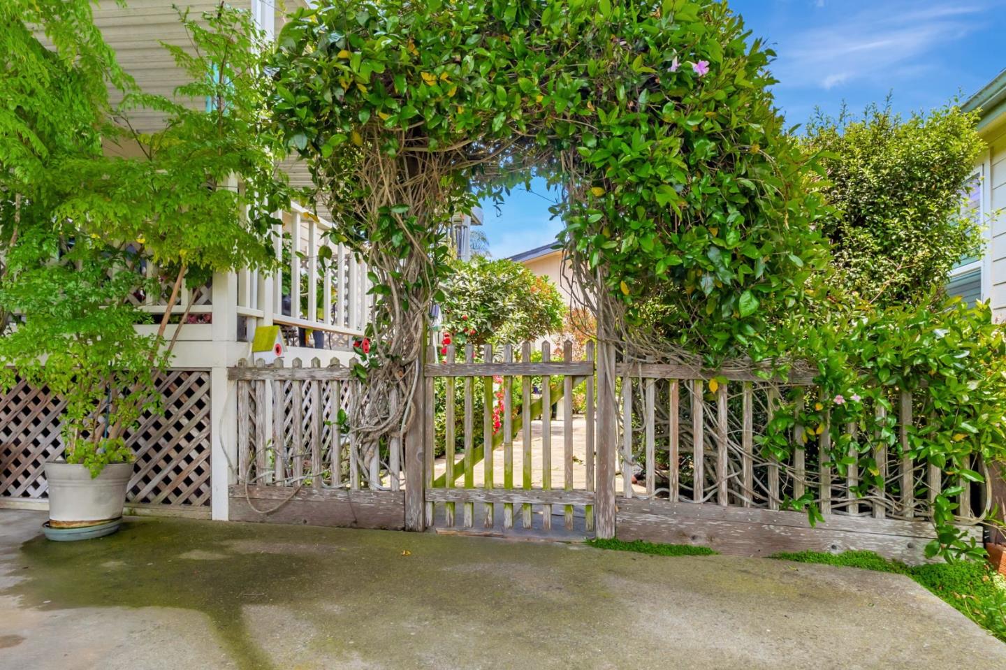 Detail Gallery Image 3 of 23 For 2435 Felt #71,  Santa Cruz,  CA 95062 - 2 Beds | 2 Baths