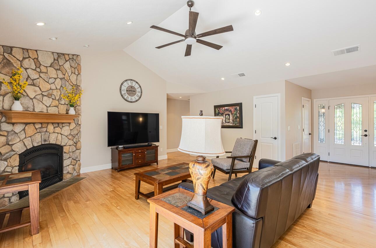 Detail Gallery Image 7 of 45 For 22470 Estoque Pl, Salinas,  CA 93908 - 4 Beds | 2/1 Baths
