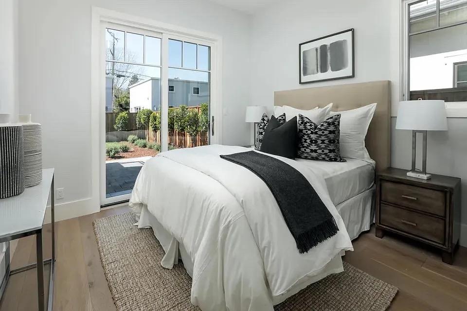 Detail Gallery Image 7 of 17 For 1911 Menalto Ave, Menlo Park,  CA 94025 - 4 Beds | 4/1 Baths