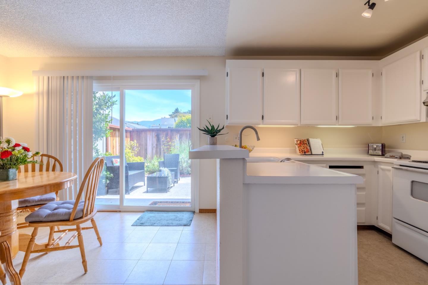 Detail Gallery Image 11 of 37 For 1263 Rosita Rd, Pacifica,  CA 94044 - 3 Beds | 2/1 Baths