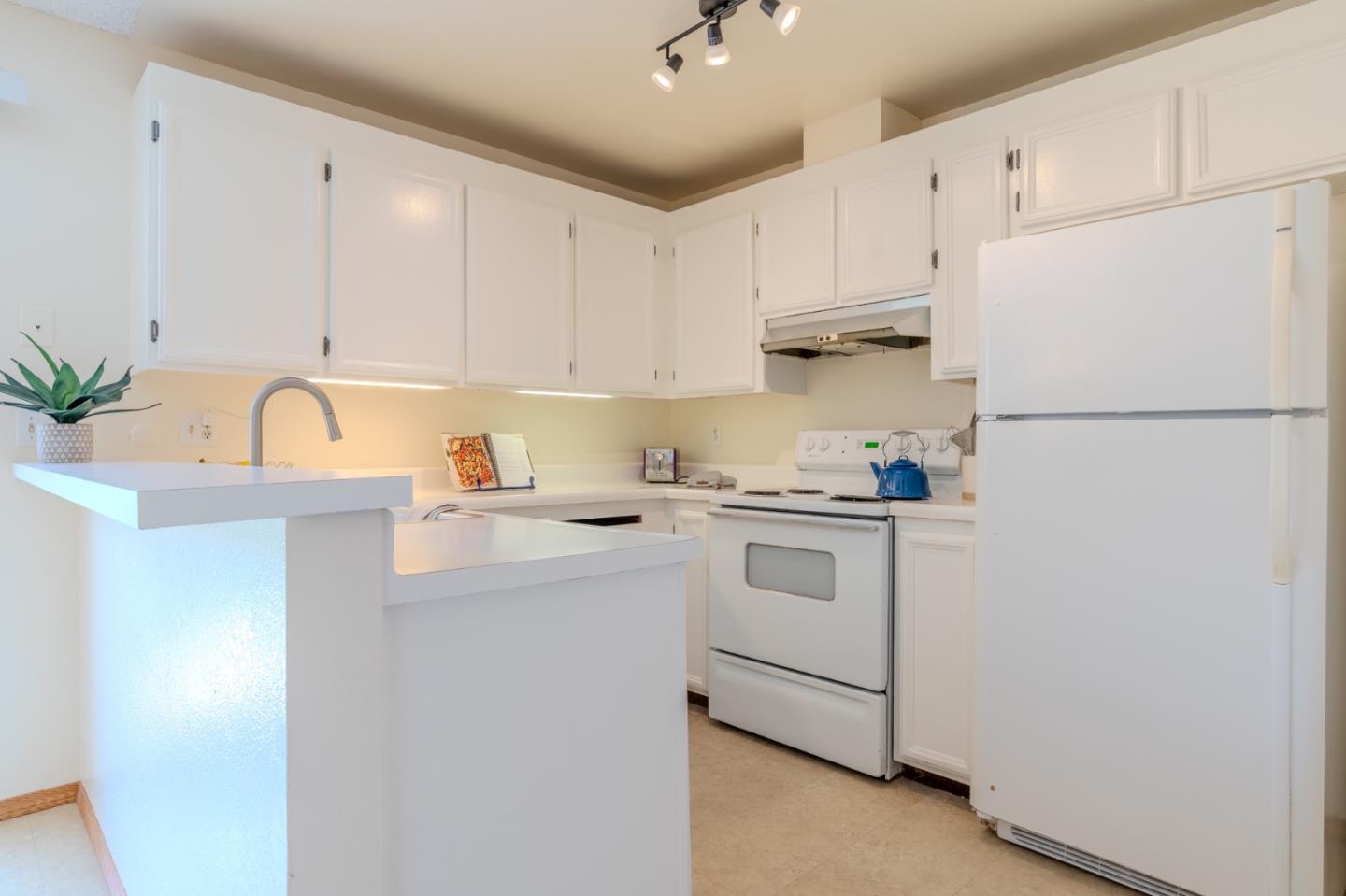 Detail Gallery Image 12 of 37 For 1263 Rosita Rd, Pacifica,  CA 94044 - 3 Beds | 2/1 Baths