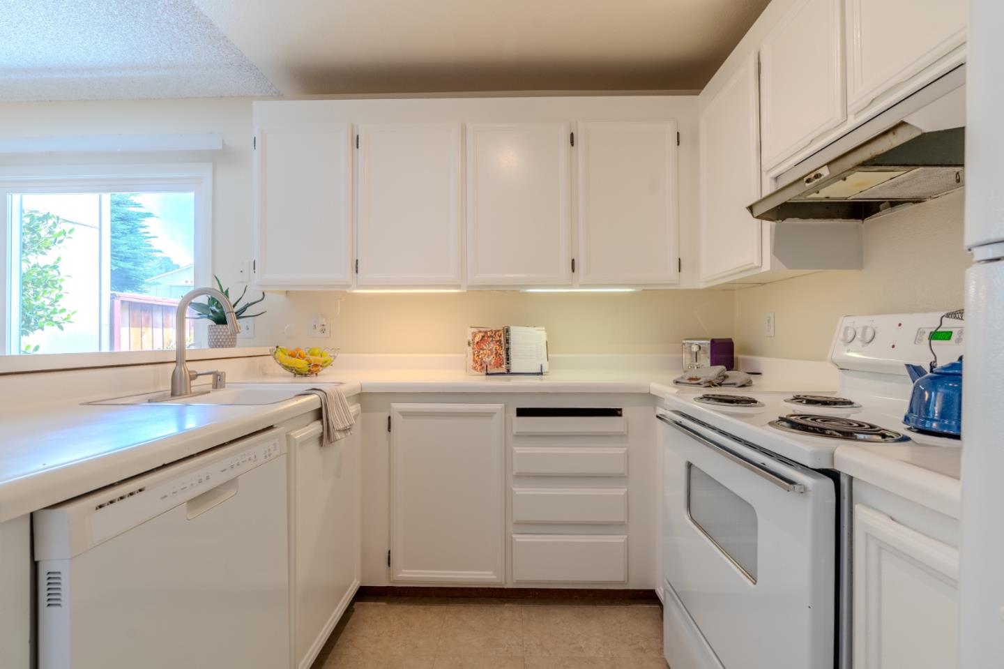 Detail Gallery Image 13 of 37 For 1263 Rosita Rd, Pacifica,  CA 94044 - 3 Beds | 2/1 Baths