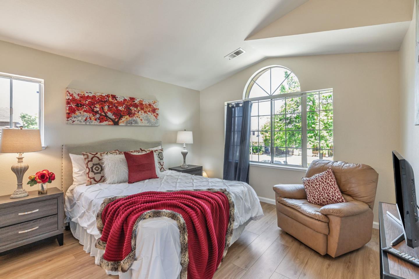 Detail Gallery Image 12 of 21 For 1234 Blacksmith Dr, Gilroy,  CA 95020 - 4 Beds | 2/1 Baths