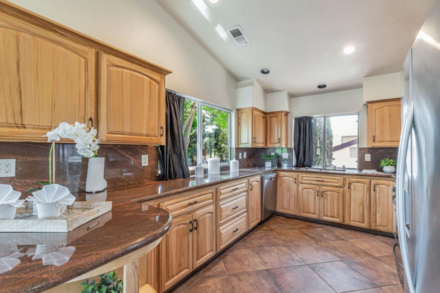 Detail Gallery Image 7 of 21 For 1234 Blacksmith Dr, Gilroy,  CA 95020 - 4 Beds | 2/1 Baths