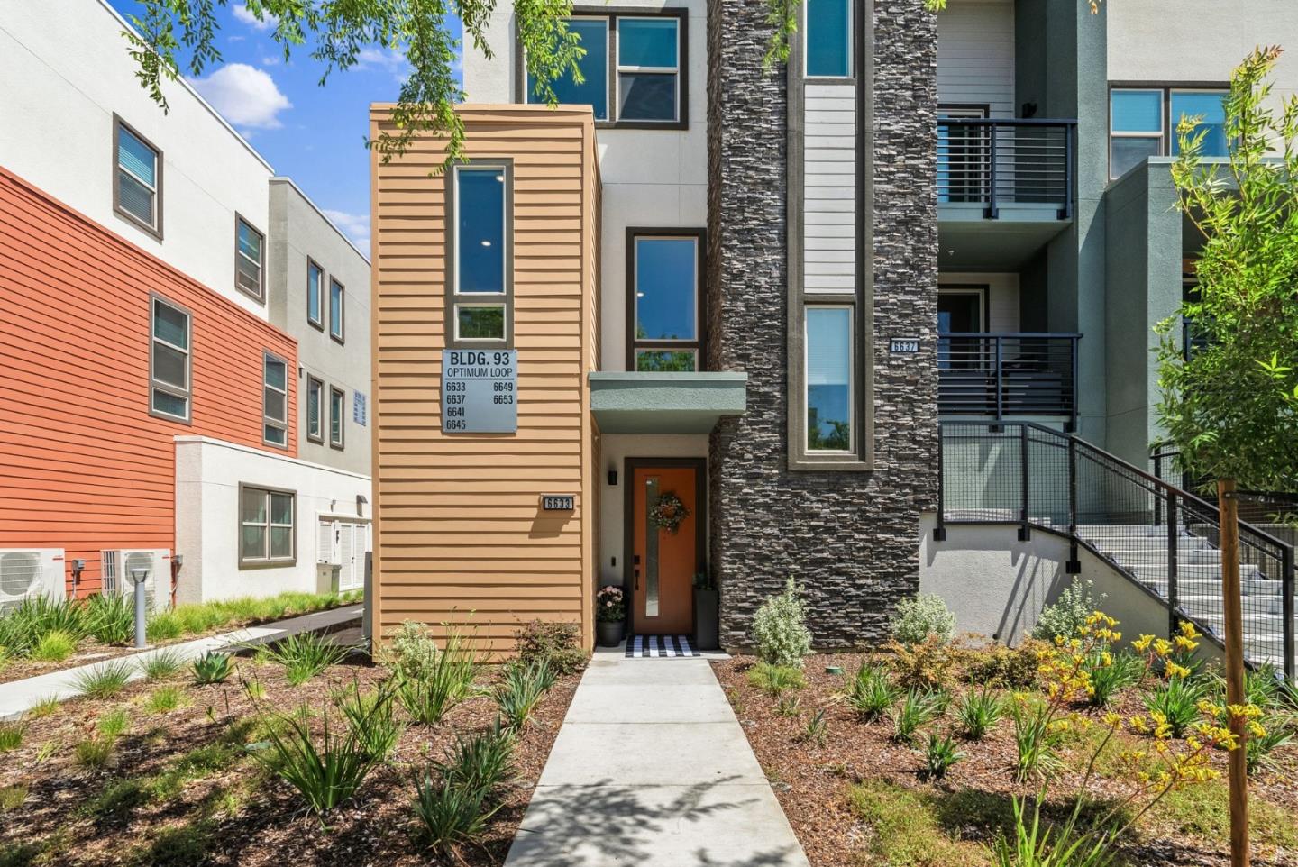 Detail Gallery Image 2 of 43 For 6633 Optimum Loop, San Jose,  CA 95119 - 3 Beds | 3 Baths