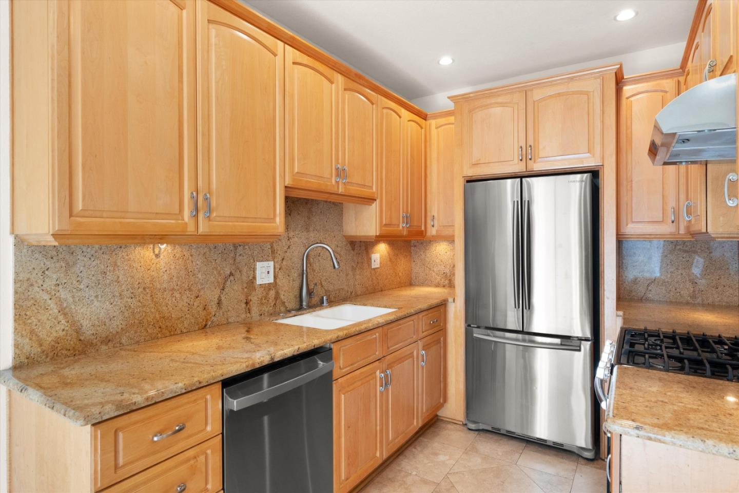 Detail Gallery Image 1 of 26 For 15153 Burbank Blvd #1,  Sherman Oaks,  CA 91411 - 2 Beds | 2/1 Baths