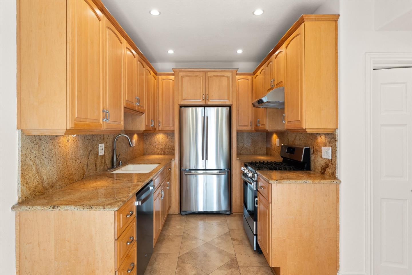 Detail Gallery Image 10 of 26 For 15153 Burbank Blvd #1,  Sherman Oaks,  CA 91411 - 2 Beds | 2/1 Baths