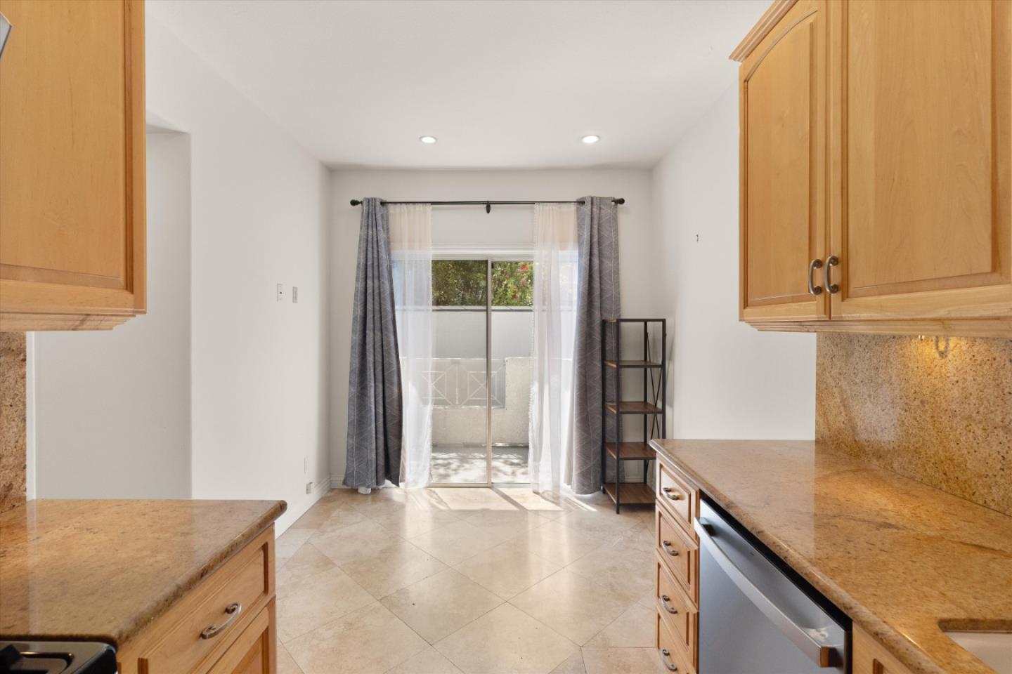 Detail Gallery Image 11 of 26 For 15153 Burbank Blvd #1,  Sherman Oaks,  CA 91411 - 2 Beds | 2/1 Baths