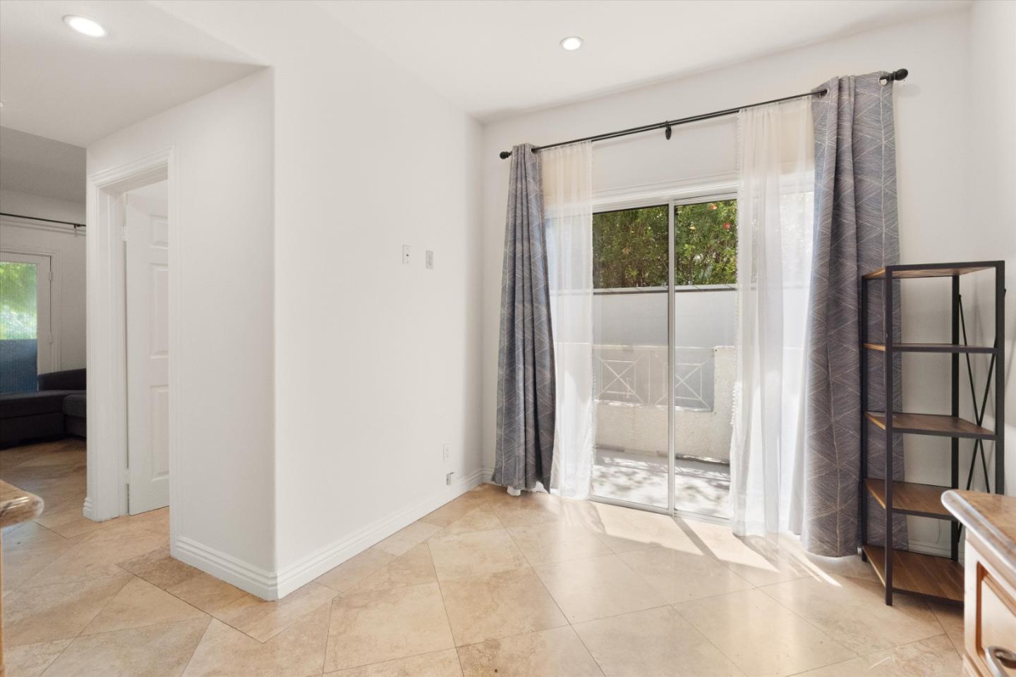 Detail Gallery Image 12 of 26 For 15153 Burbank Blvd #1,  Sherman Oaks,  CA 91411 - 2 Beds | 2/1 Baths
