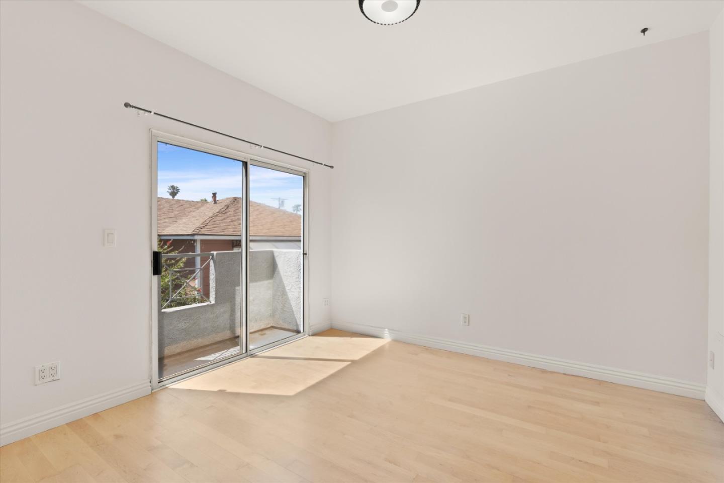 Detail Gallery Image 15 of 26 For 15153 Burbank Blvd #1,  Sherman Oaks,  CA 91411 - 2 Beds | 2/1 Baths