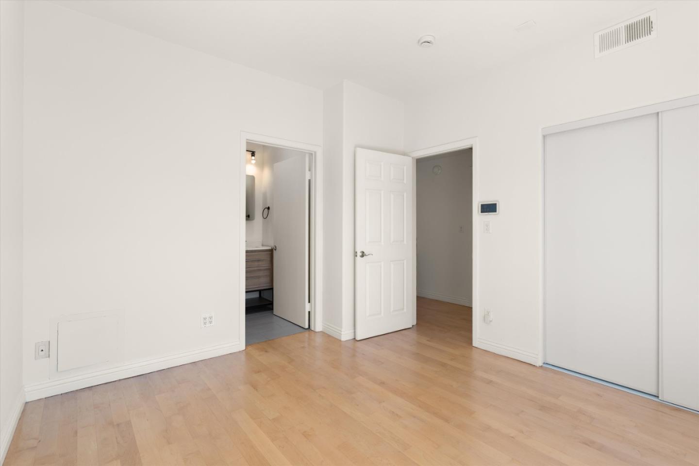Detail Gallery Image 16 of 26 For 15153 Burbank Blvd #1,  Sherman Oaks,  CA 91411 - 2 Beds | 2/1 Baths