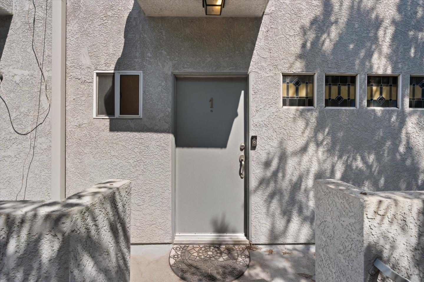 Detail Gallery Image 2 of 26 For 15153 Burbank Blvd #1,  Sherman Oaks,  CA 91411 - 2 Beds | 2/1 Baths