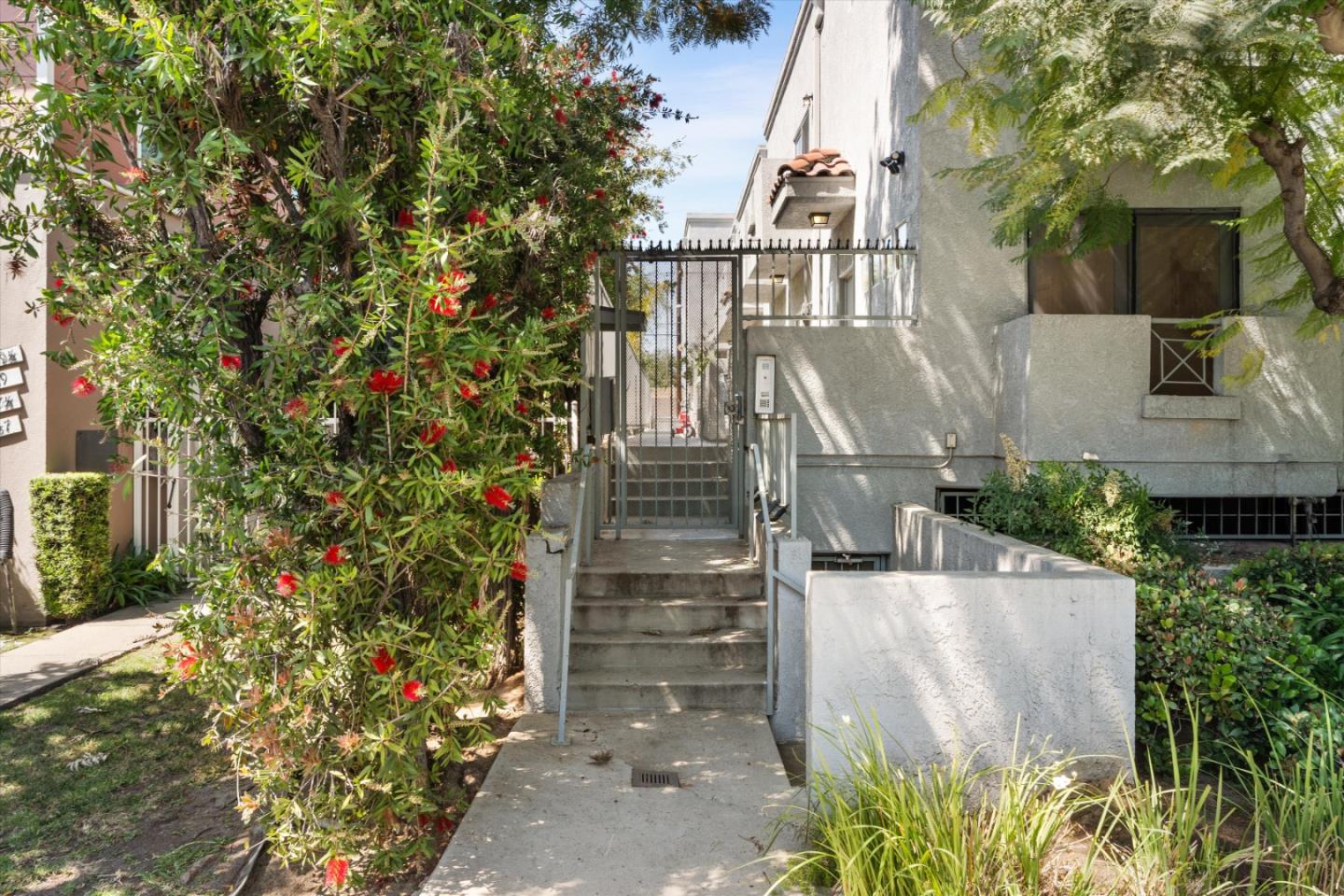 Detail Gallery Image 22 of 26 For 15153 Burbank Blvd #1,  Sherman Oaks,  CA 91411 - 2 Beds | 2/1 Baths