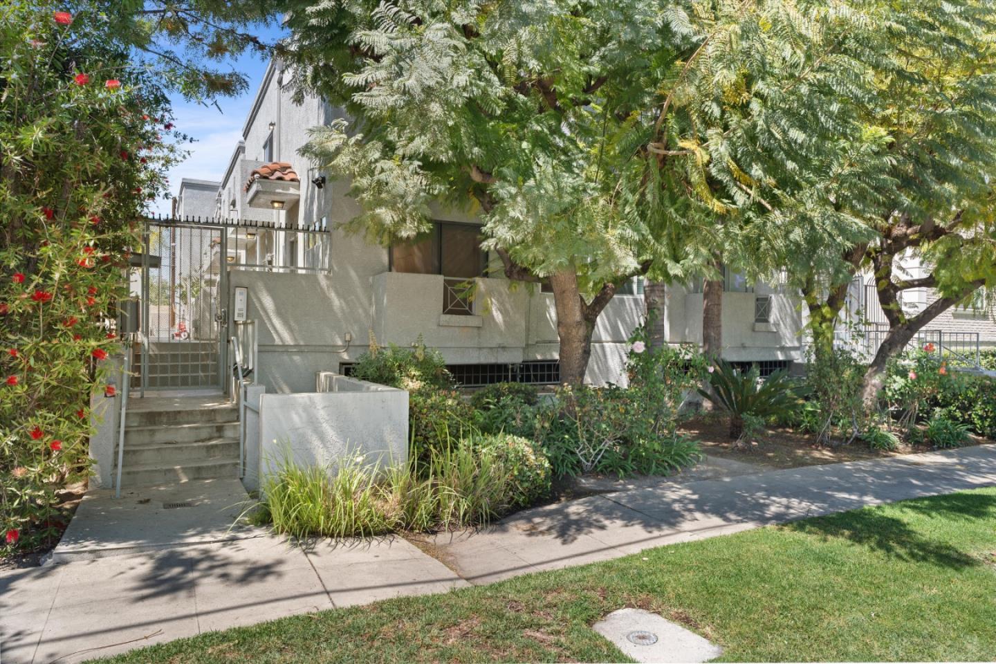Detail Gallery Image 23 of 26 For 15153 Burbank Blvd #1,  Sherman Oaks,  CA 91411 - 2 Beds | 2/1 Baths