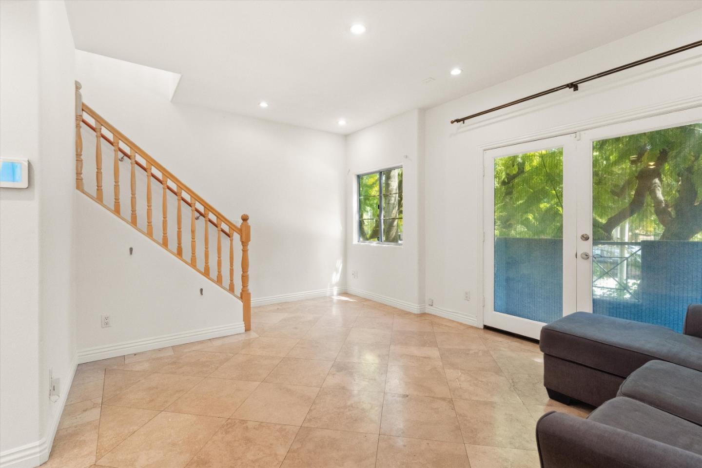 Detail Gallery Image 3 of 26 For 15153 Burbank Blvd #1,  Sherman Oaks,  CA 91411 - 2 Beds | 2/1 Baths