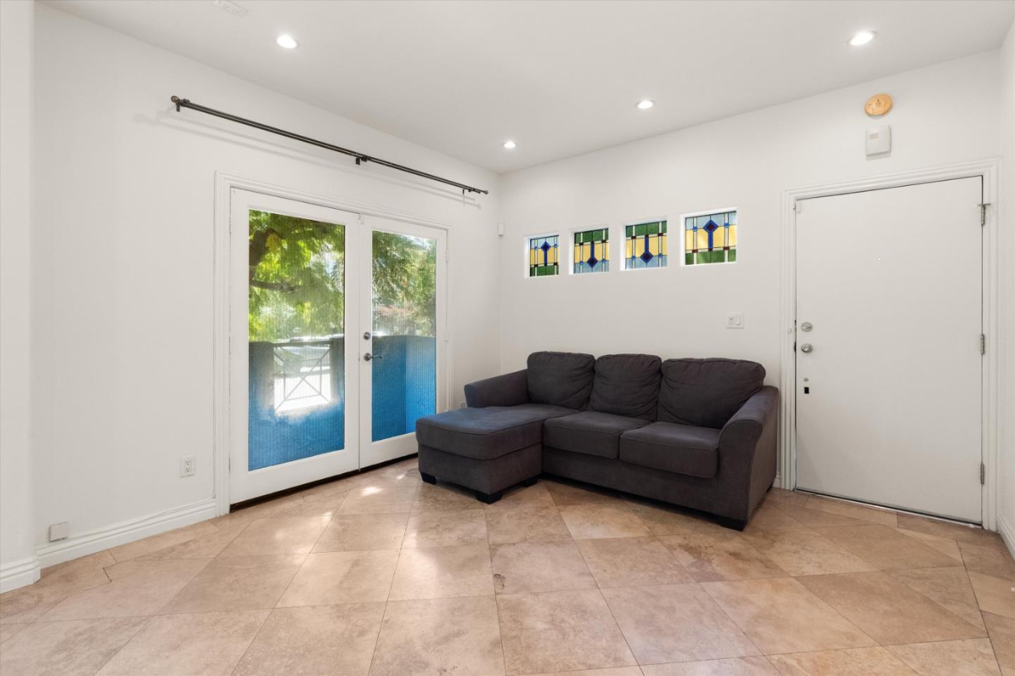 Detail Gallery Image 4 of 26 For 15153 Burbank Blvd #1,  Sherman Oaks,  CA 91411 - 2 Beds | 2/1 Baths