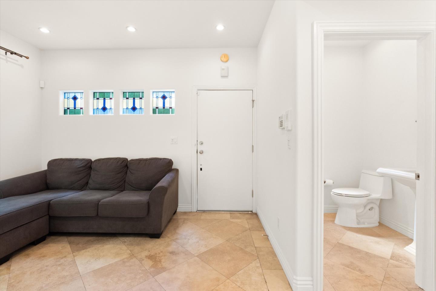 Detail Gallery Image 5 of 26 For 15153 Burbank Blvd #1,  Sherman Oaks,  CA 91411 - 2 Beds | 2/1 Baths
