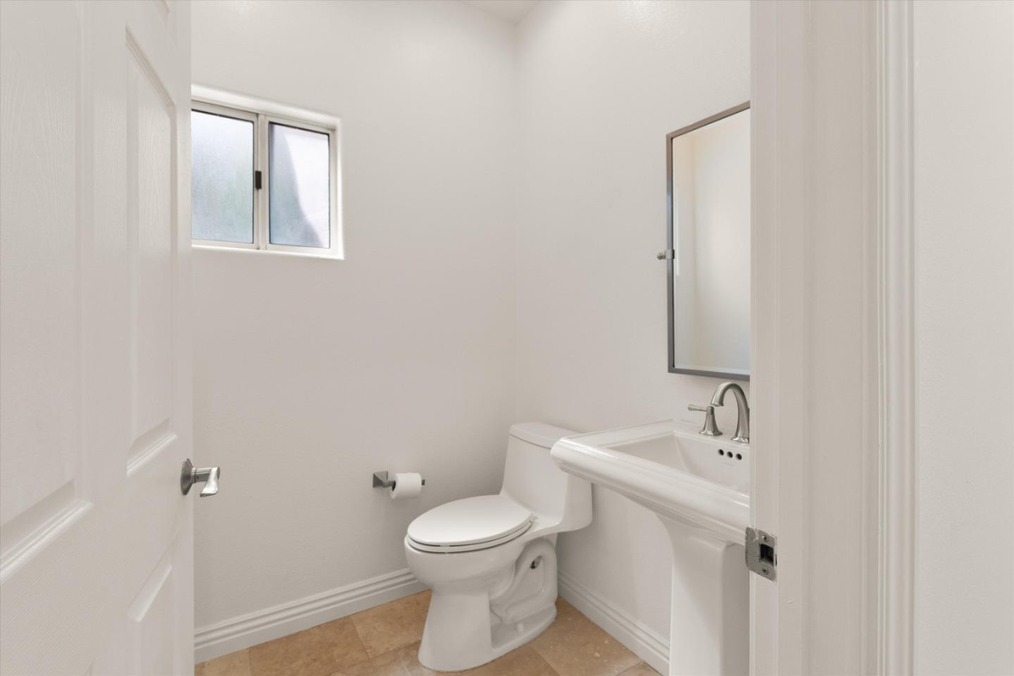 Detail Gallery Image 6 of 26 For 15153 Burbank Blvd #1,  Sherman Oaks,  CA 91411 - 2 Beds | 2/1 Baths