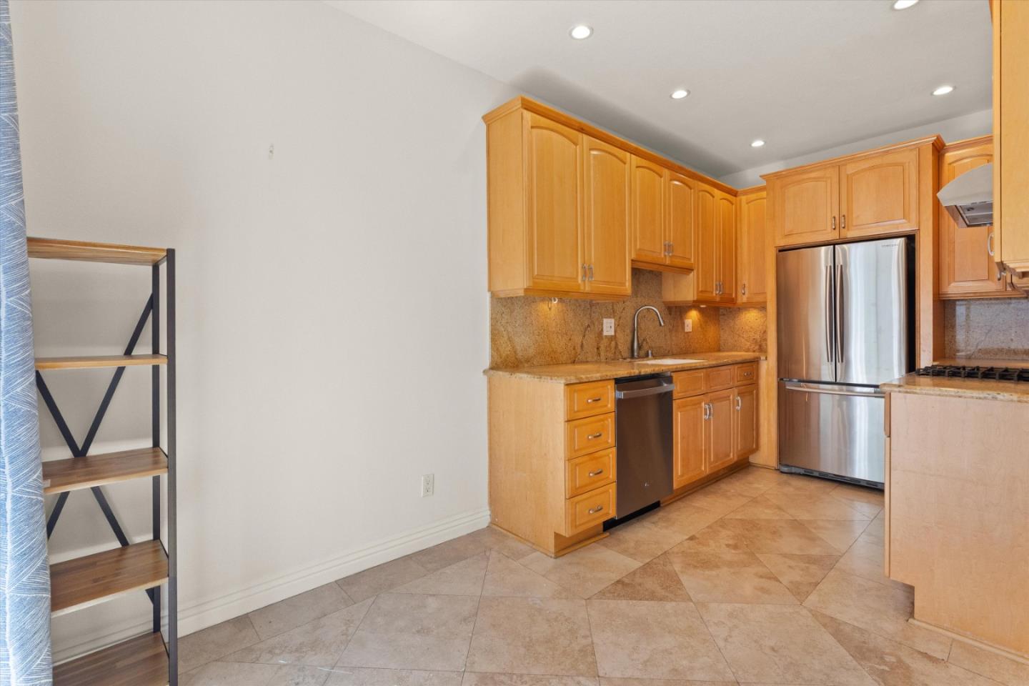 Detail Gallery Image 8 of 26 For 15153 Burbank Blvd #1,  Sherman Oaks,  CA 91411 - 2 Beds | 2/1 Baths