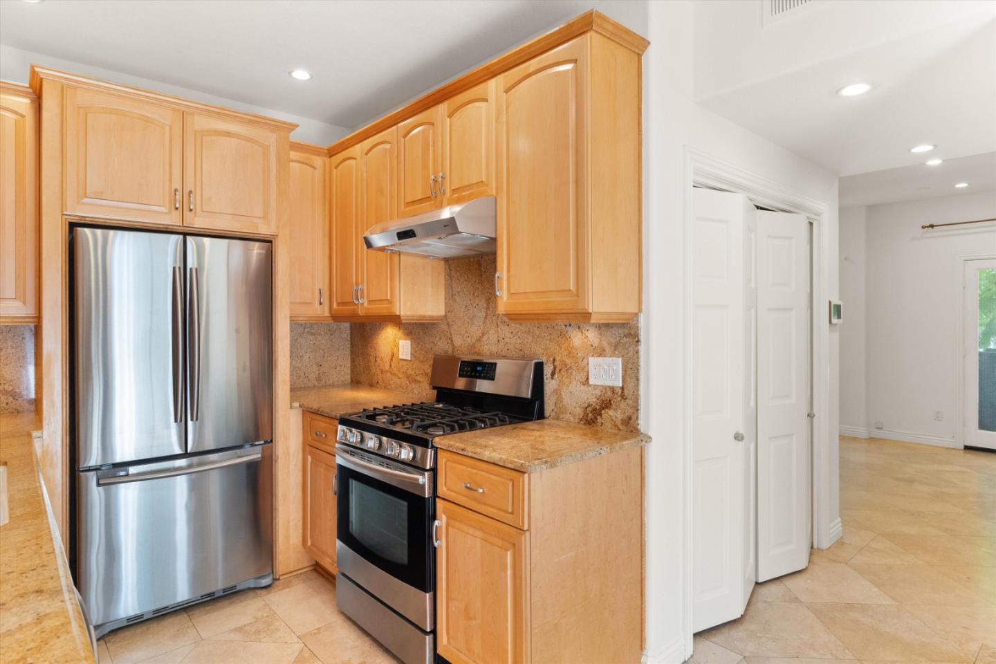 Detail Gallery Image 9 of 26 For 15153 Burbank Blvd #1,  Sherman Oaks,  CA 91411 - 2 Beds | 2/1 Baths