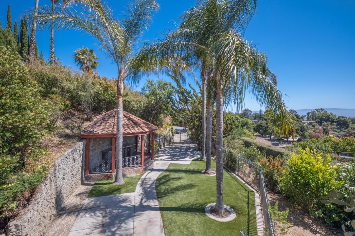 Detail Gallery Image 2 of 41 For 10981 Edgemont Dr, San Jose,  CA 95127 - 2 Beds | 2 Baths