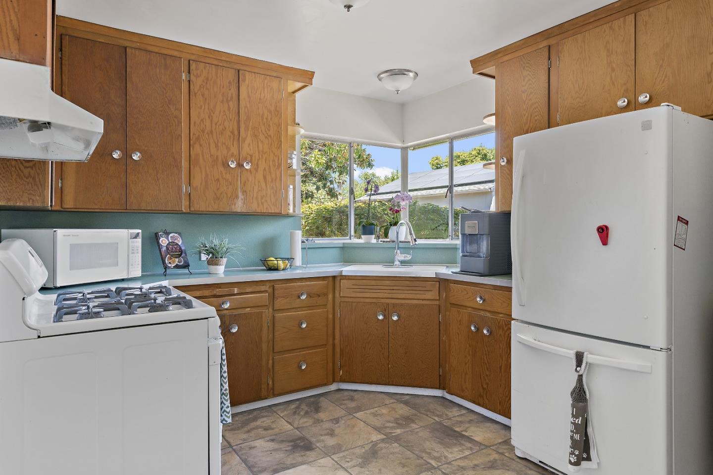 Detail Gallery Image 9 of 20 For 655 Eisenhower Dr, San Jose,  CA 95128 - 3 Beds | 1/1 Baths