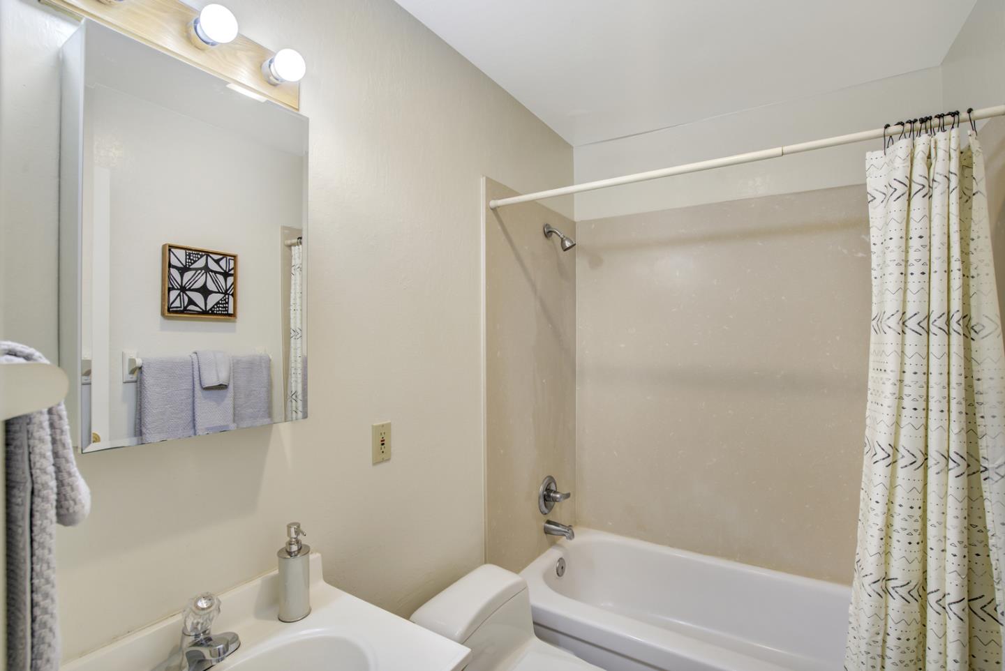 Detail Gallery Image 8 of 12 For 650 Alamo Ct #6,  Mountain View,  CA 94043 - 1 Beds | 1 Baths