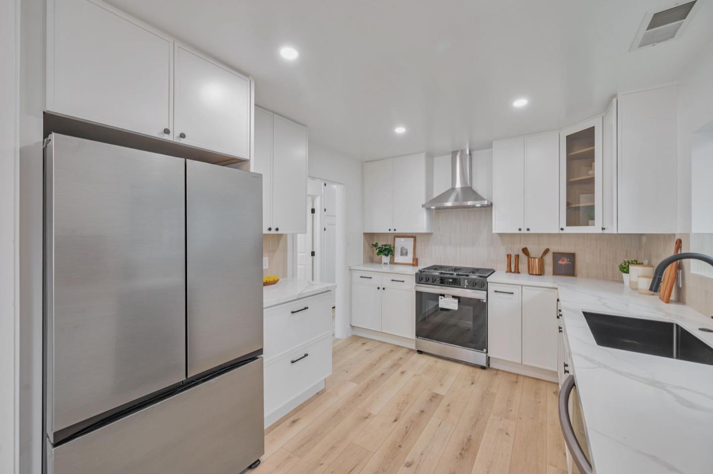 Detail Gallery Image 16 of 44 For 1016 S Rosita Ct, Pacifica,  CA 94044 - 3 Beds | 1 Baths