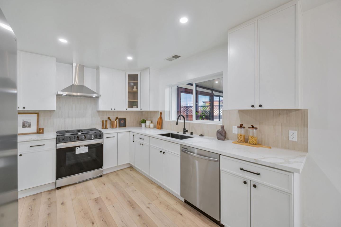 Detail Gallery Image 17 of 44 For 1016 S Rosita Ct, Pacifica,  CA 94044 - 3 Beds | 1 Baths