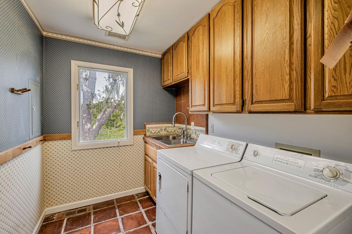 Detail Gallery Image 11 of 32 For 425 Vista Del Mar Dr, Aptos,  CA 95003 - 5 Beds | 3/1 Baths