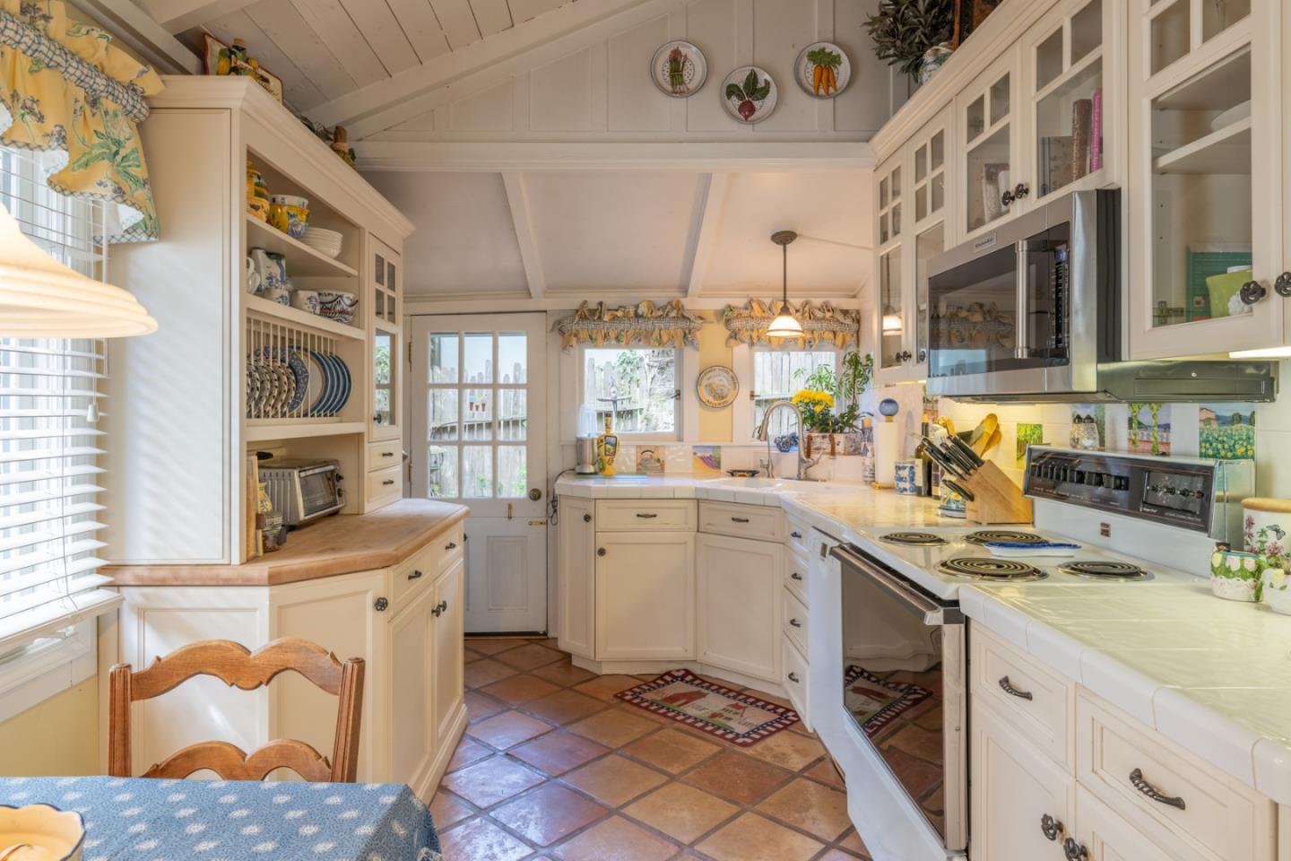Detail Gallery Image 10 of 26 For 0 Ocean Avenue 1 Ne Santa Rita, Carmel,  CA 93921 - 3 Beds | 2 Baths