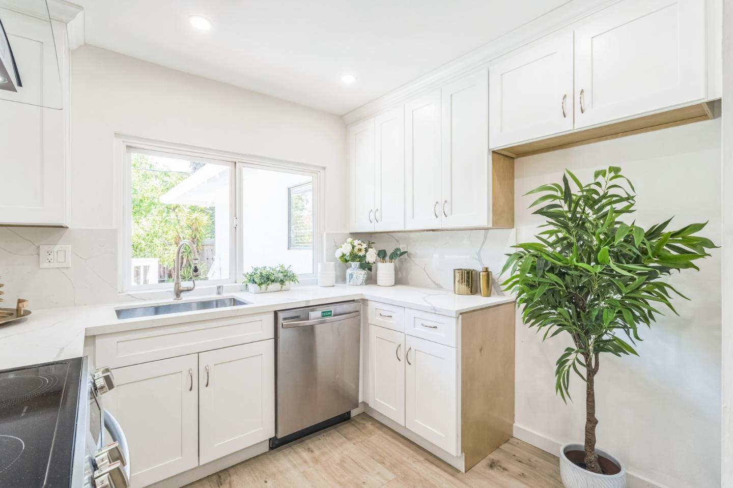 Detail Gallery Image 15 of 33 For 5726 San Lorenzo Dr, San Jose,  CA 95123 - 4 Beds | 2 Baths
