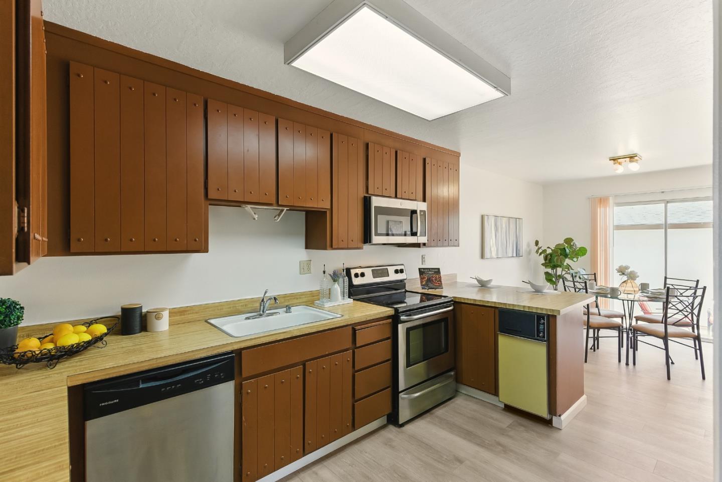Detail Gallery Image 18 of 36 For 1030 Castleton Ter #F,  Sunnyvale,  CA 94087 - 3 Beds | 2/1 Baths