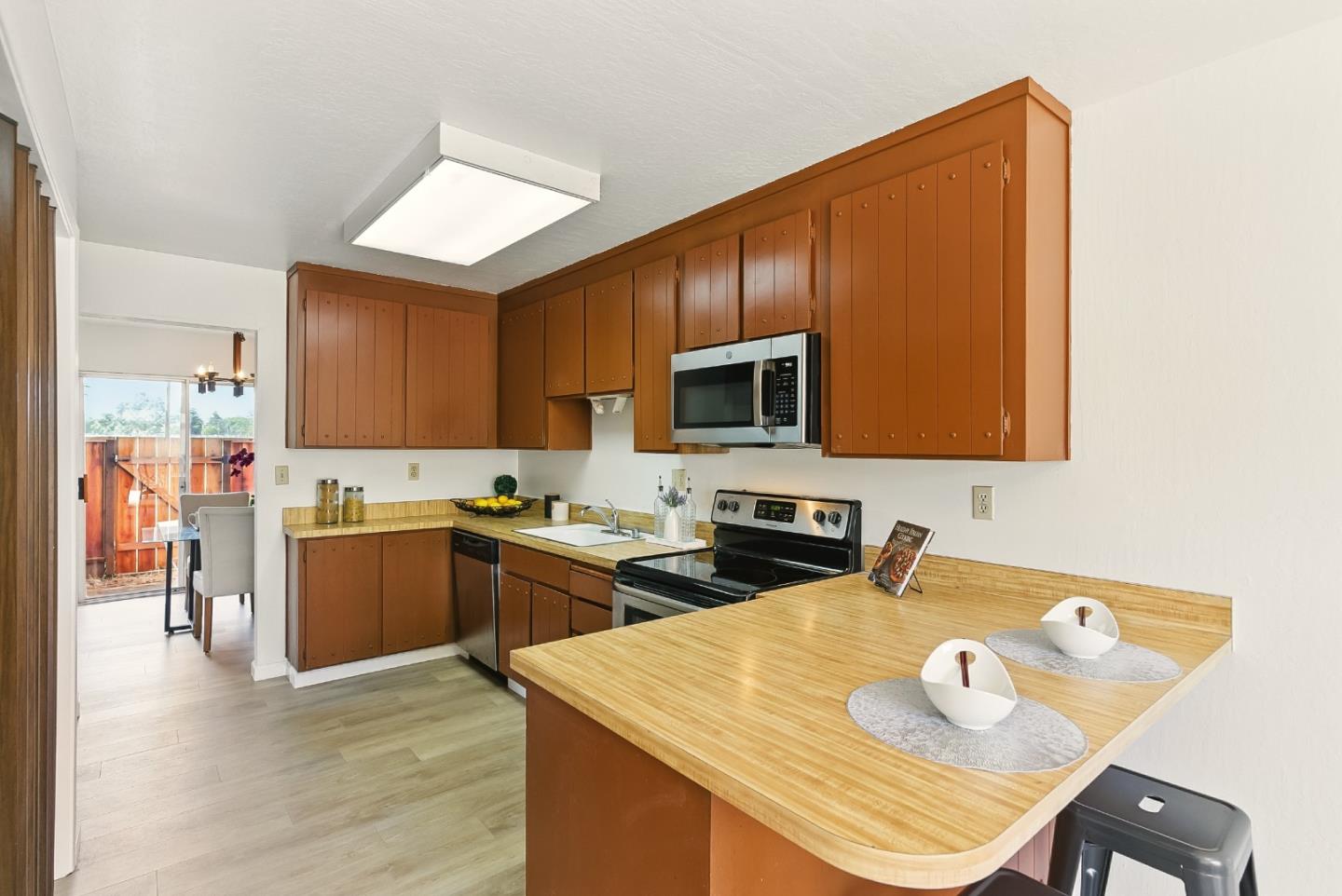Detail Gallery Image 19 of 36 For 1030 Castleton Ter #F,  Sunnyvale,  CA 94087 - 3 Beds | 2/1 Baths