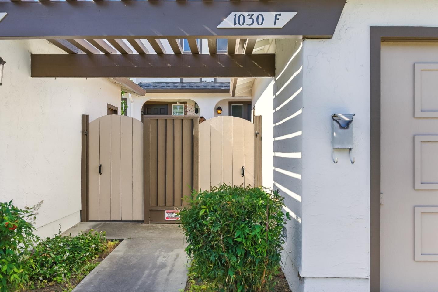 Detail Gallery Image 2 of 36 For 1030 Castleton Ter #F,  Sunnyvale,  CA 94087 - 3 Beds | 2/1 Baths