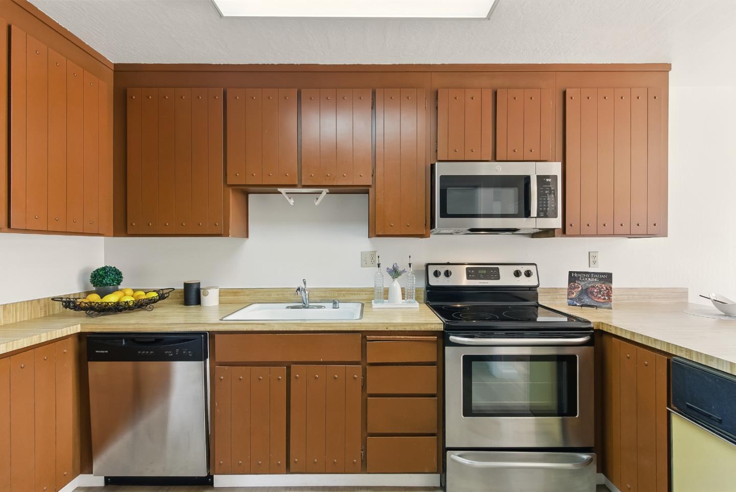 Detail Gallery Image 20 of 36 For 1030 Castleton Ter #F,  Sunnyvale,  CA 94087 - 3 Beds | 2/1 Baths