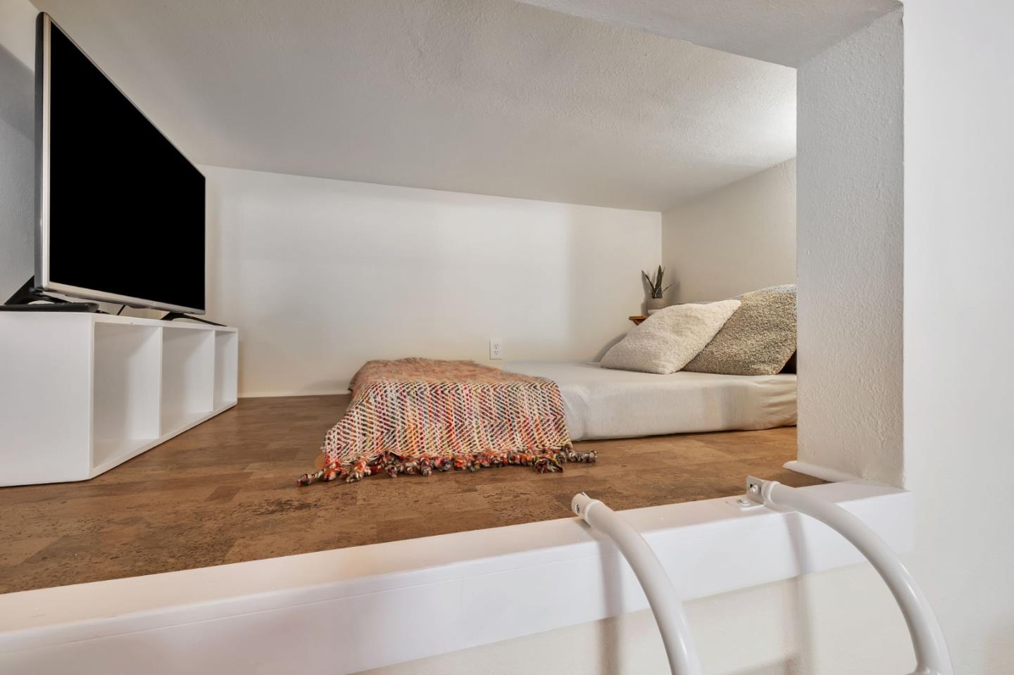 Detail Gallery Image 25 of 44 For 770 Graham Hill Rd, Santa Cruz,  CA 95060 - 3 Beds | 3 Baths