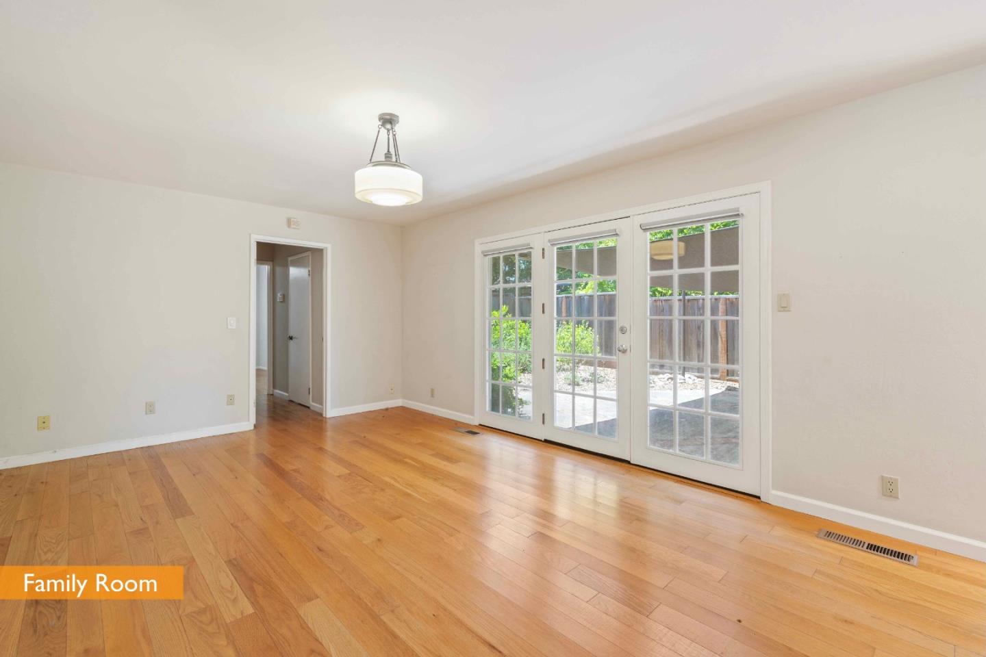 Detail Gallery Image 11 of 35 For 1516 Wistaria Ln, Los Altos,  CA 94024 - 4 Beds | 2/1 Baths