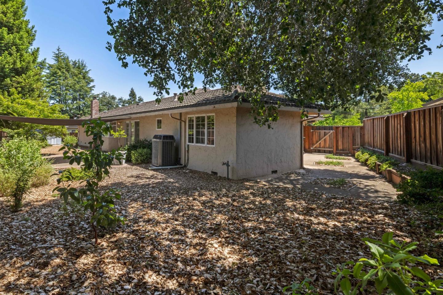 Detail Gallery Image 14 of 35 For 1516 Wistaria Ln, Los Altos,  CA 94024 - 4 Beds | 2/1 Baths