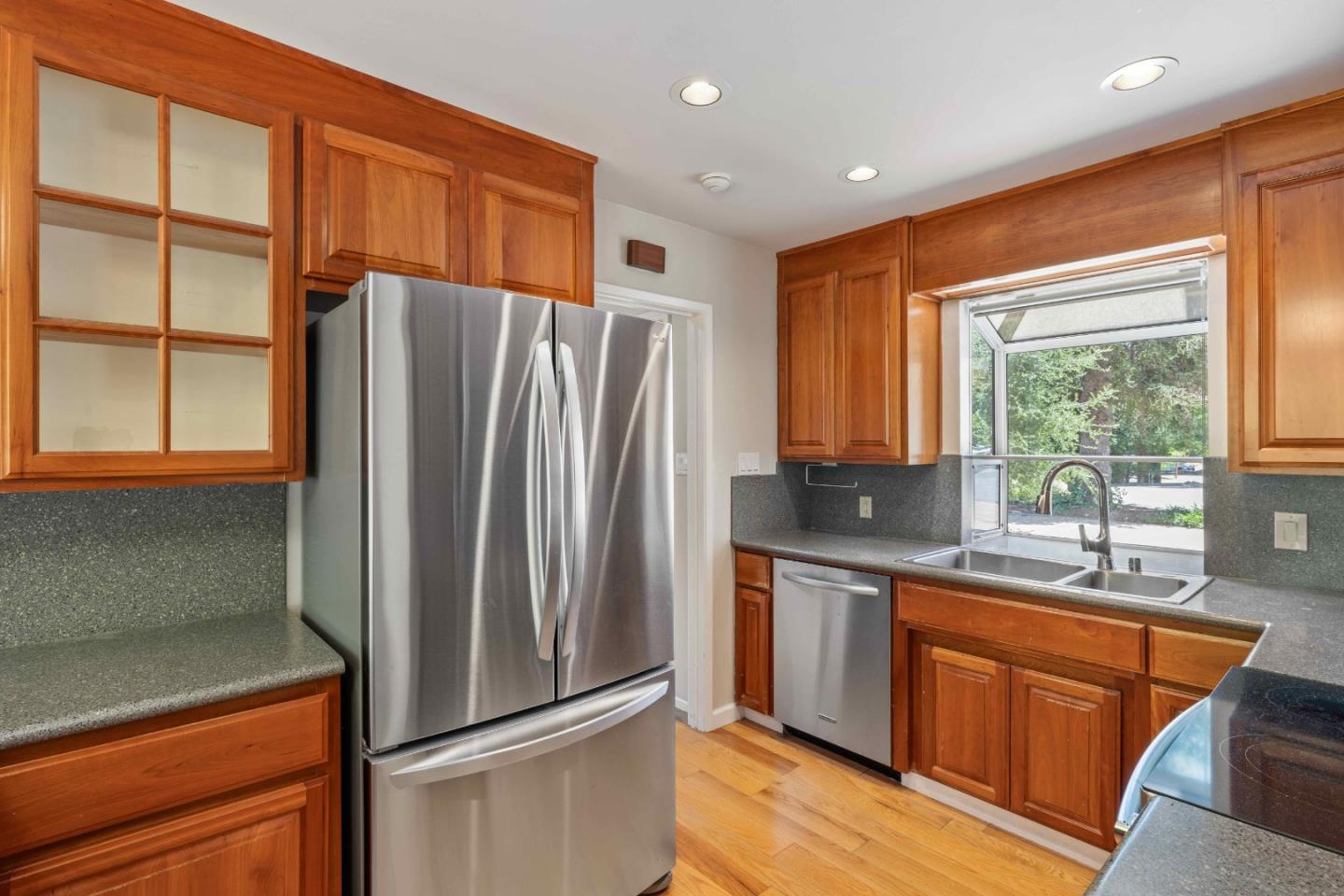 Detail Gallery Image 6 of 35 For 1516 Wistaria Ln, Los Altos,  CA 94024 - 4 Beds | 2/1 Baths