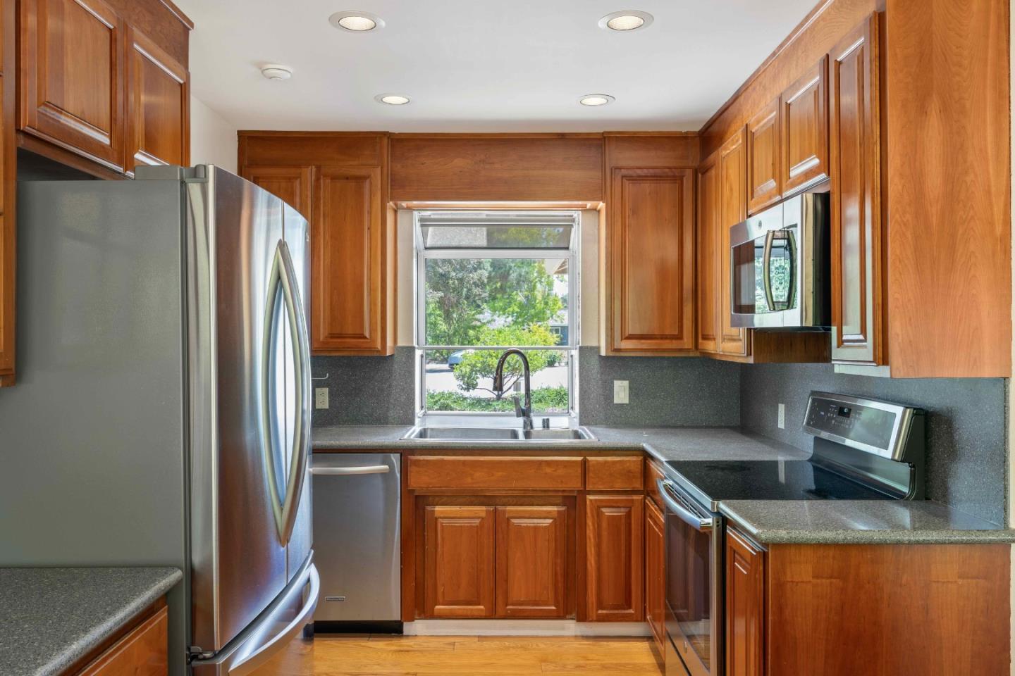 Detail Gallery Image 7 of 35 For 1516 Wistaria Ln, Los Altos,  CA 94024 - 4 Beds | 2/1 Baths