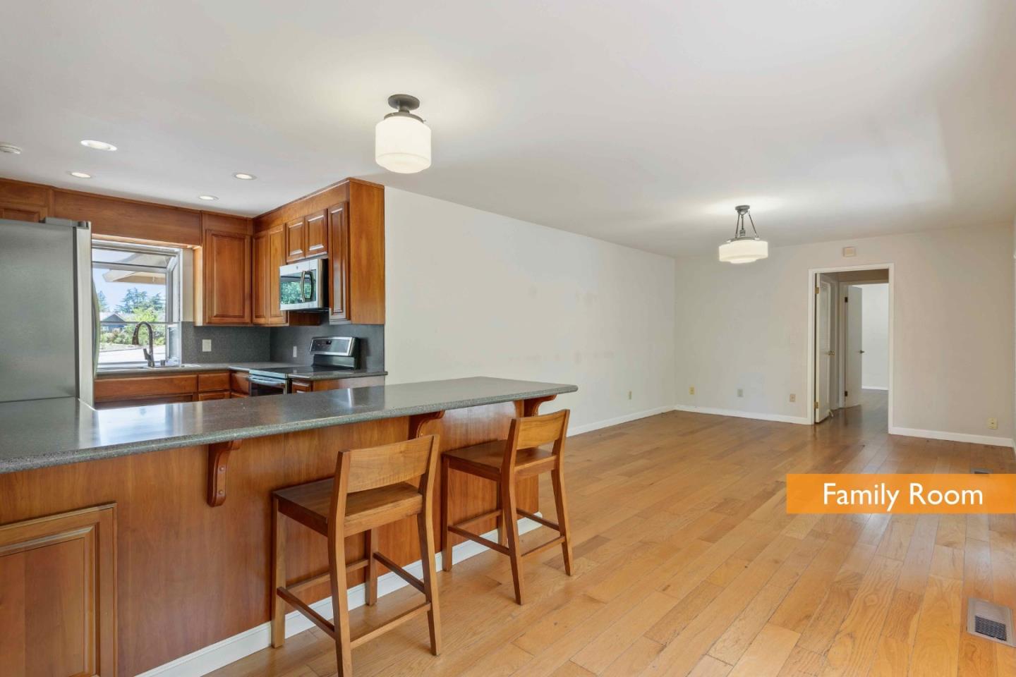 Detail Gallery Image 8 of 35 For 1516 Wistaria Ln, Los Altos,  CA 94024 - 4 Beds | 2/1 Baths